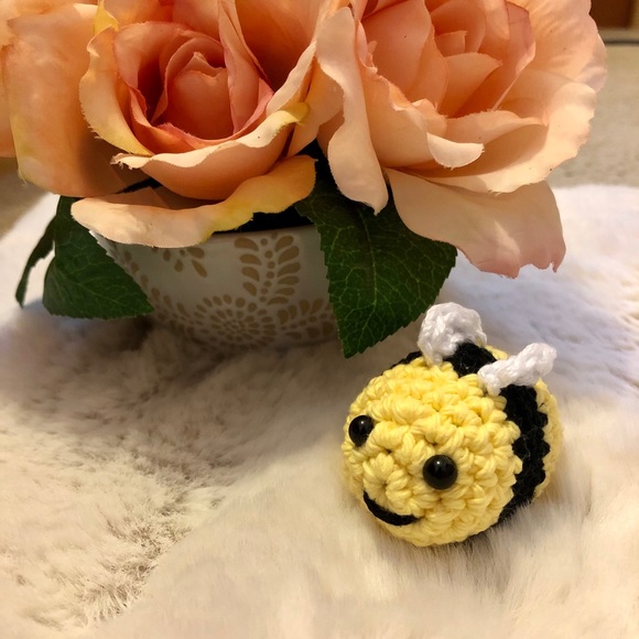 Crochet Bee Amigurumi-with/without keychain - Picture 2 of 10